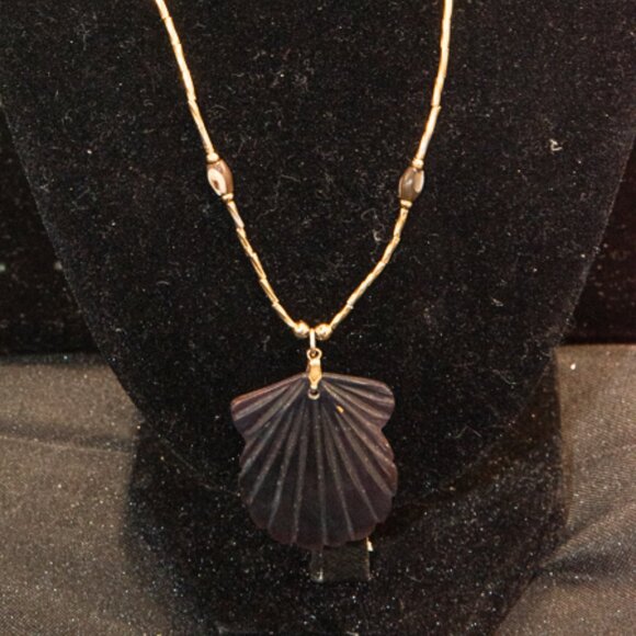 16" Gold Filled Chain with Black Mother of Pearl carved Scallop Shell - Picture 2 of 3